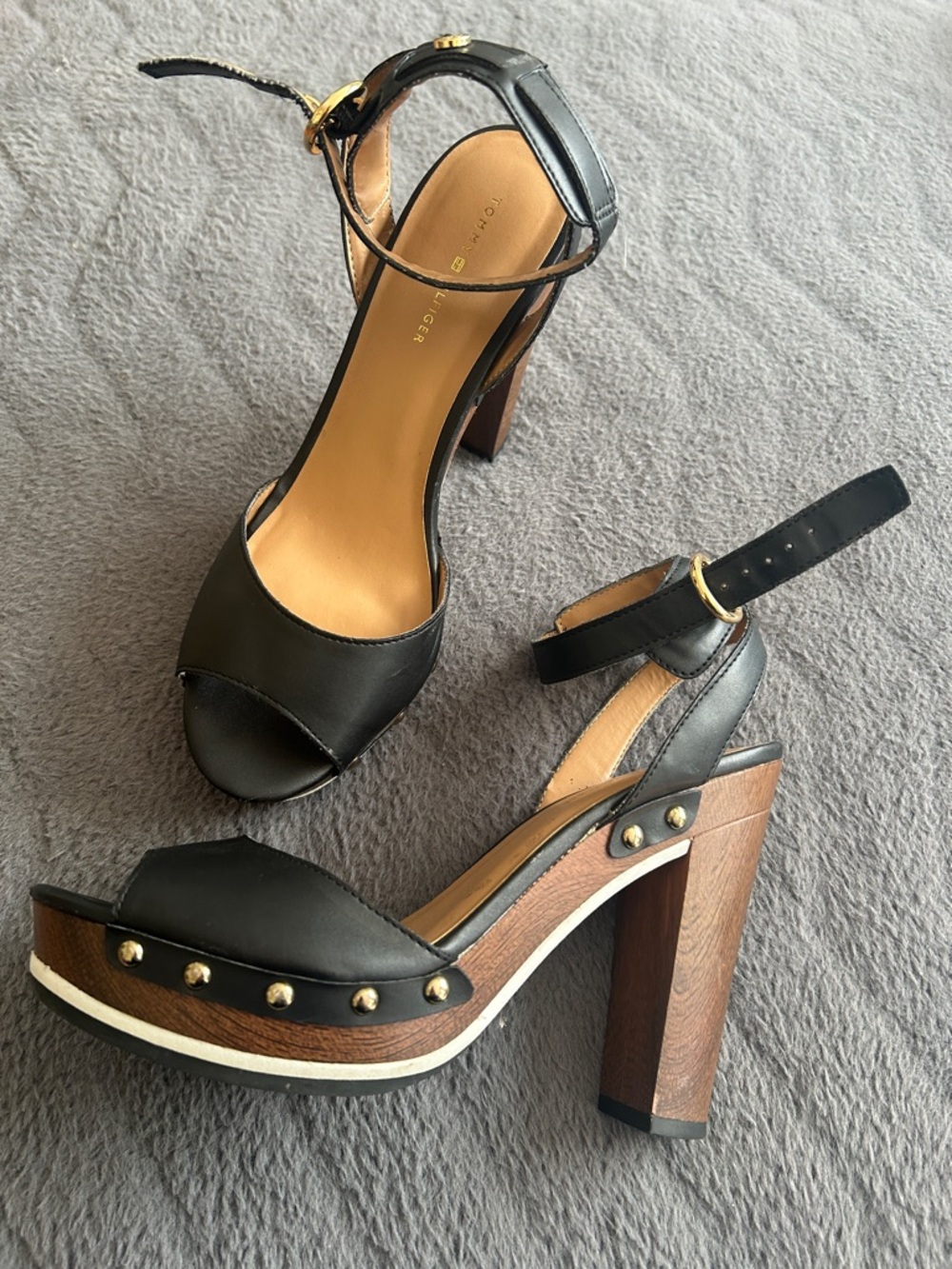 EUC Women’s Tommy Hilfiger sandals size 8.5